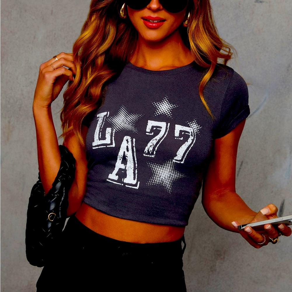 BY VICI BOUTIQUE BRAND NEW LA 77 SHORT SLEEVE GRAPHIC TEE SHIRT IN GREY!❤️